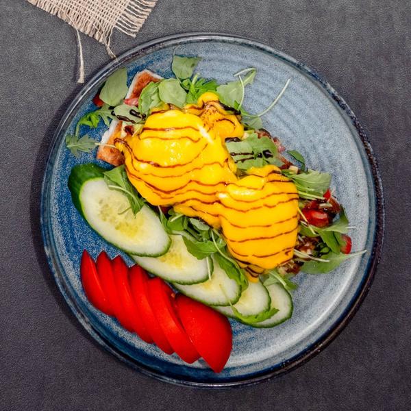 Ouă poșate cu sos olandez, guacamole și pâine toast